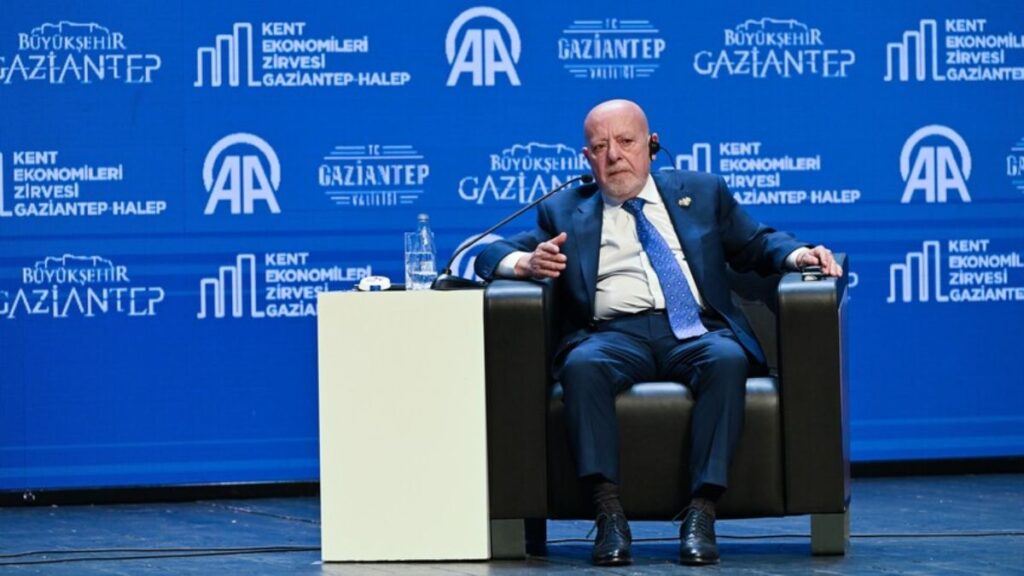 وزير الاقتصاد والصناعة السوري محمد نضال الشعار خلال قمة الأناضول في ولاية غازي عينتاب السورية - 9 حزيران 2026 (الأناضول)