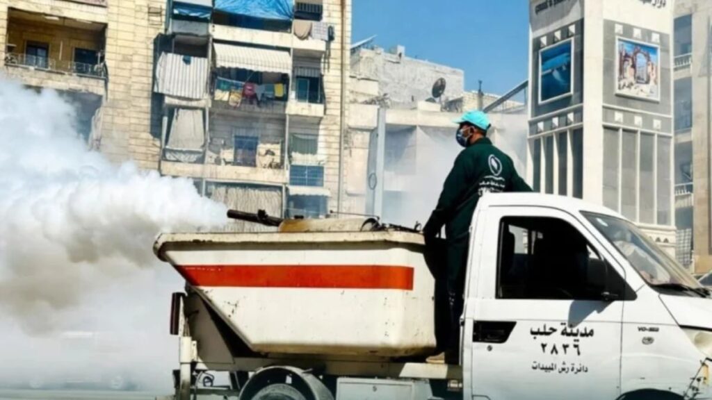 سيارة جوالة ترش المبيدات في أحد شوارع مدينة حلب- 6 حزيران 2026 (الإخبارية السورية)