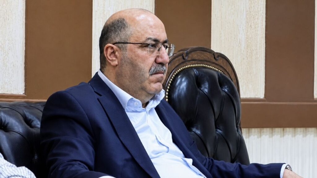 شاهوز حسن يشارك في اجتماع ضم "سادكوب" ومحروقات "الإدارة الذاتية" بمبنى محافظة الحسكة – 15 حزيران 2026 (فيسبوك/محافظة الحسكة)