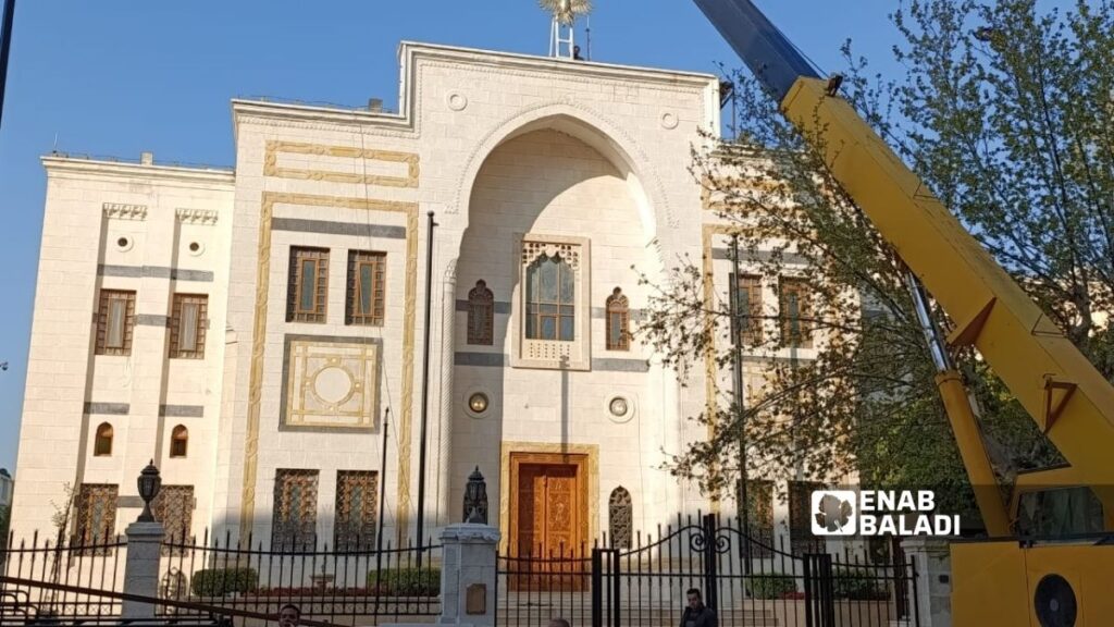 من أعمال الصيانة في مبنى مجلس الشعب بدمشق - 8 نيسان 2026 (عنب بلدي)