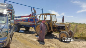 أحد سكان قرية كويا ينتظر دوره في تعبئة مياه الشرب من منهل في عابدين بريف درعا - 1 حزيران 2026 (عنب بلدي/ محجوب الحشيش)
