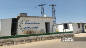
أعمدة كهرباء عند مدخل مدينة نبل بريف حلب الشمالي - 28 أيار 2026 (عنب بلدي)