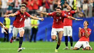لاعبو المنتخب المصري يحتفلون بعد نهاية المباراة بتأهل المنتخب المصري إلى دور 16 من كأس العالم - 3 تموز 2026 (رويترز)