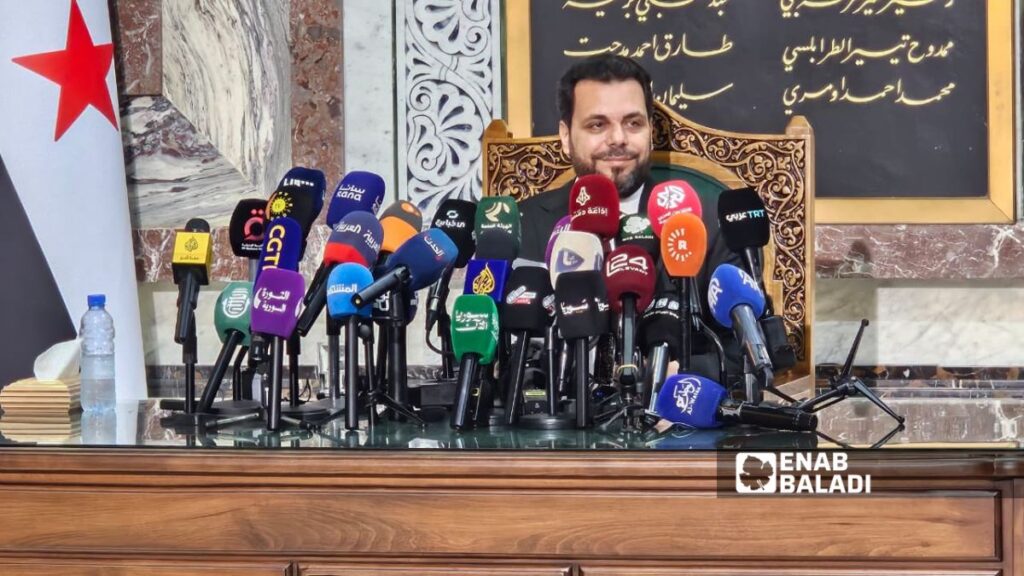 اللجنة العليا لانتخابات مجلس الشعب تعقد مؤتمرا صحفيا للإعلان عن قائمة الأعضاء المعينين من قبل الرئيس أحمد الشرع - 1 تموز 2026 (عنب بلدي/ أحمد مسلماني)