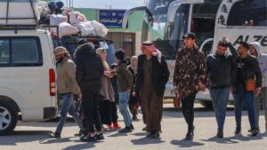 أشخاص يعبرون الحدود من لبنان إلى سوريا في حمص- 23 تموز 2026 (الأمم المتحدة)