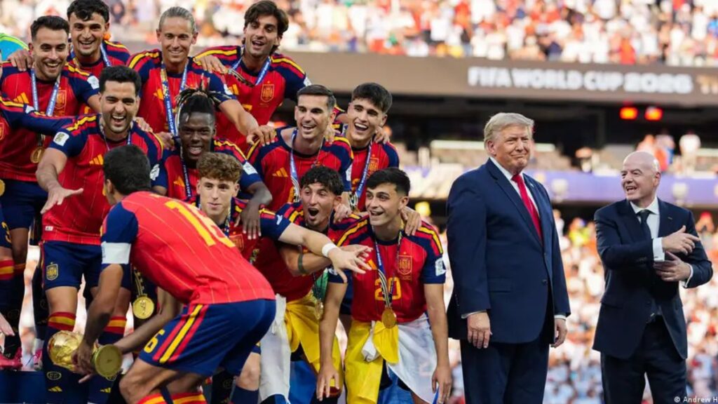 كان دونالد ترامب مترددا في مغادرة دائرة الضوء خلال نهائي كأس العالم (Andrew Harnik/Getty Images/AFP)