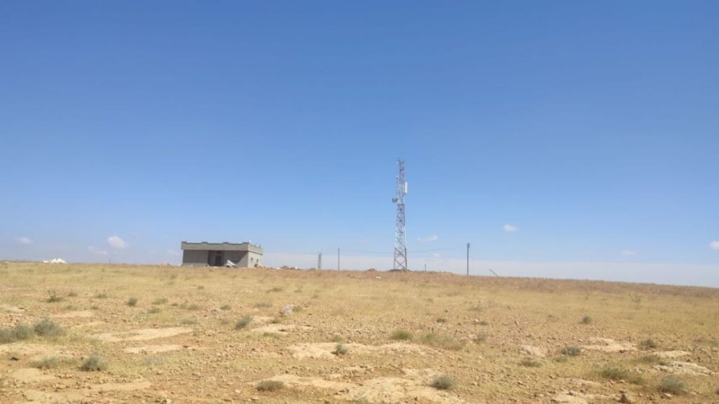 أحد أبراج التغطية المعطلة لشبكة "سريتل" في قرية عكش بريف حماة الشرقي - 14 تموز 2026 (عنب بلدي/عدي الحاج حسين)