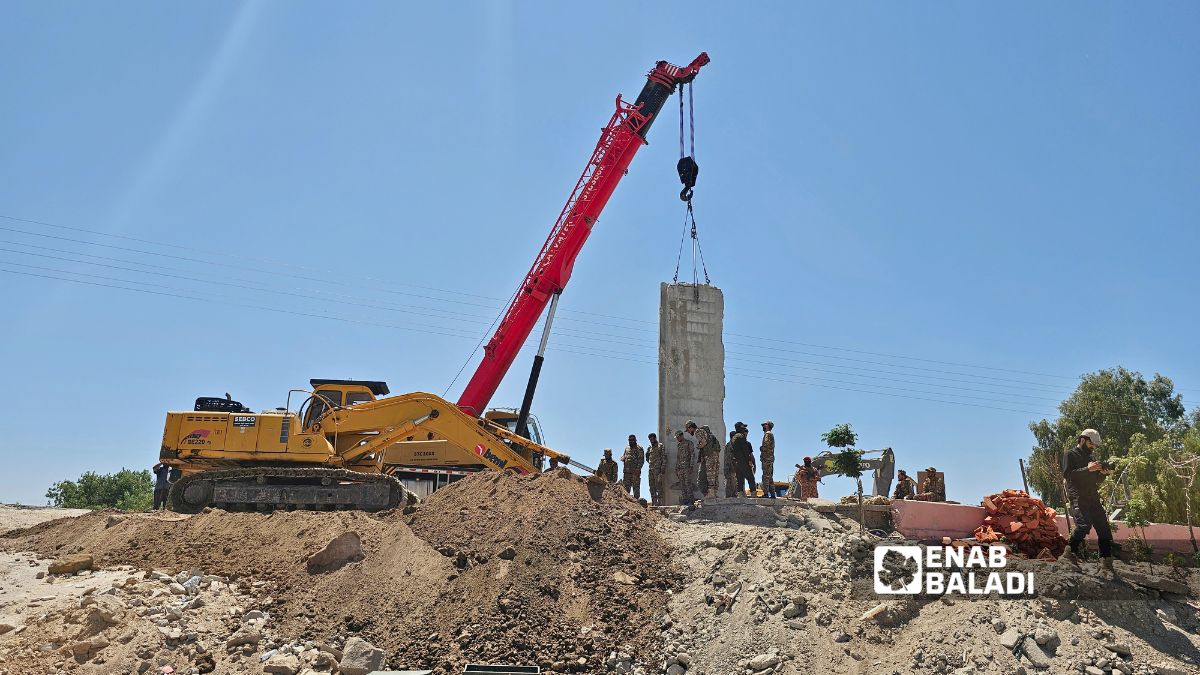 يتزامن مشروع الجسر العائم مع أعمال ترميم الجسر الترابي في المنطقة لمعالجة الأضرار التي لحقت بمعابر الفرات - 9 من تموز 2026 (عنب بلدي / جاسم العبد الله)