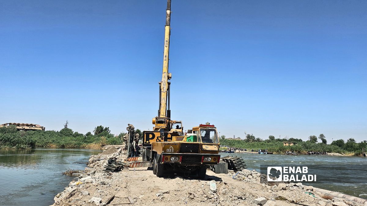 يهدف المشروع إلى تسهيل عبور الأهالي بين ضفتي نهر الفرات بعد تضرر المعابر نتيجة ارتفاع منسوب المياه خلال الأشهر الماضية- 9 من تموز 2026 (عنب بلدي / جاسم العبد الله)