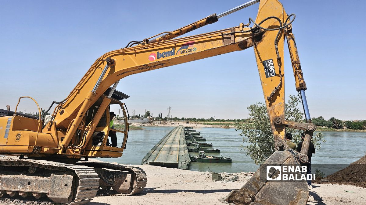 يأتي إنشاء الجسر العائم بالتعاون مع الجانب التركي، ضمن جهود تحسين حركة التنقل بين منطقتي الجزيرة والشامية في دير الزور - 9 من تموز 2026 (عنب بلدي / جاسم العبد الله)