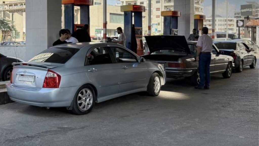 سيارات مصطفة لتعبئة البنزين 30 حزيران 2026 (سانا)
