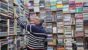 إحدى المكتبات القليلة المتبقية في الحسكة – 13 تموز 2026 (عنب بلدي)