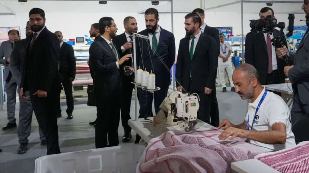 الرئيس السوري أحمد الشرع في جولة على أجنحة معرض ناس تكس على أرض مدينة المعارض بريف دمشق - 18 تموز 2026 (سانا)