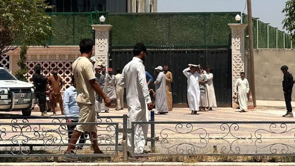 وقفة احتجاجية لأهالي بلدة خنيز أمام مبنى محافظة الرقة احتجاجًا على انقطاع مياه الشرب - 12 تموز 2026 (أحمد المصطفى)