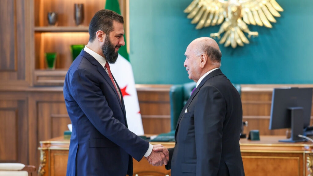 الرئيس السوري أحمد الشرع يستقبل وزير الخارجية العراقي فؤاد حسين في دمشق - 29 حزيران 2026 (رئاسة الجمهورية العربية السورية)
