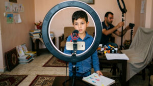 الأولوية المطلقة للأهل هي تأمين الاستقرار النفسي لأبنائهم وحمايتهم من هوس الشهرة والتربح المادي (عنب بلدي/مولّدة بالذكاء الاصطناعي)
