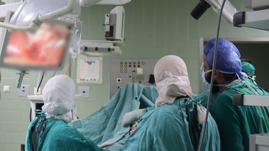 من إجراء طلاب الدراسات العليا في كلية الطب عمل جراحي في المستشفى الوطني الجامعي - 17 نيسان 2026 (وزارة التعليم العالي والبحث العلمي)