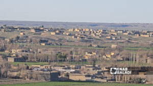 في قلب ريف دير الزور الغربي تُنسج حكاية فراتية تتآلف فيها بيوت بلدة الكسرة مع امتداد بساطها الأخضر - 3 آذار 2026 (عنب بلدي)
