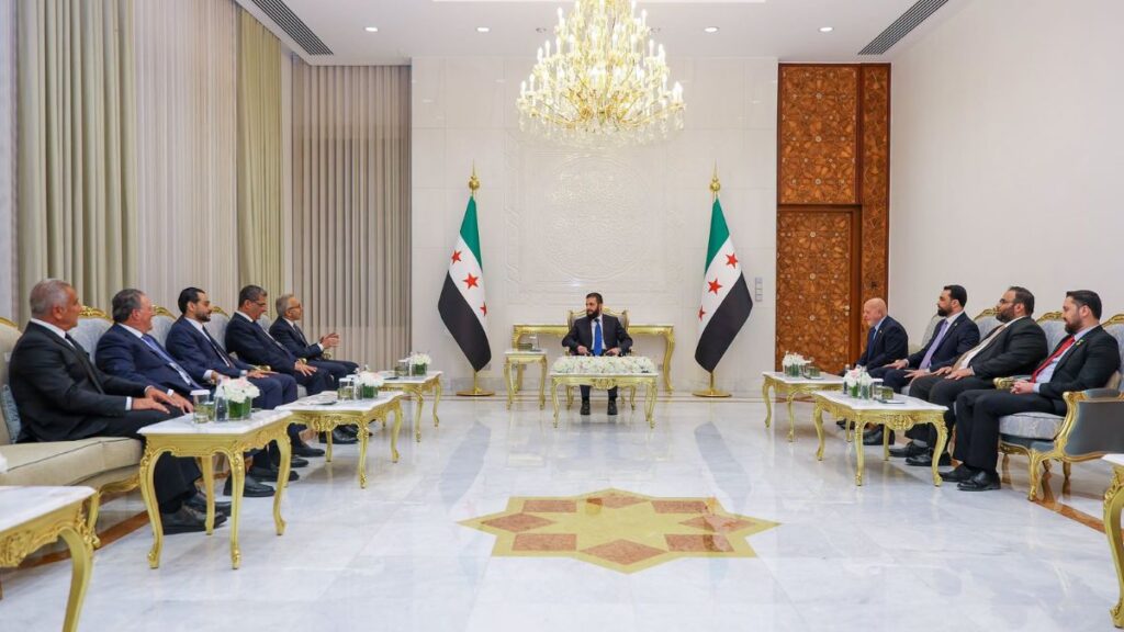 الرئيس السوري أحمد الشرع يستقبل وفدًا اقتصاديًا لبنانيًا قبل توقيع مذكرات تفاهم بين البلدين - 14 تموز 2026 (رئاسة الجمهورية)