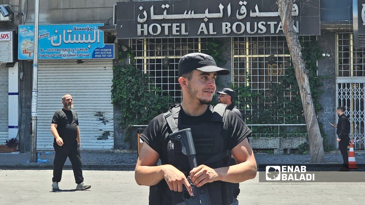 أظهرت المعاينة الأولية أن العبوتين صُنعتا بطريقة بدائية، ووضعت إحداهما داخل سيارة مركونة والثانية داخل حاوية مهملات - 7 تموز 2026 (عنب بلدي / أحمد المسلماني)
