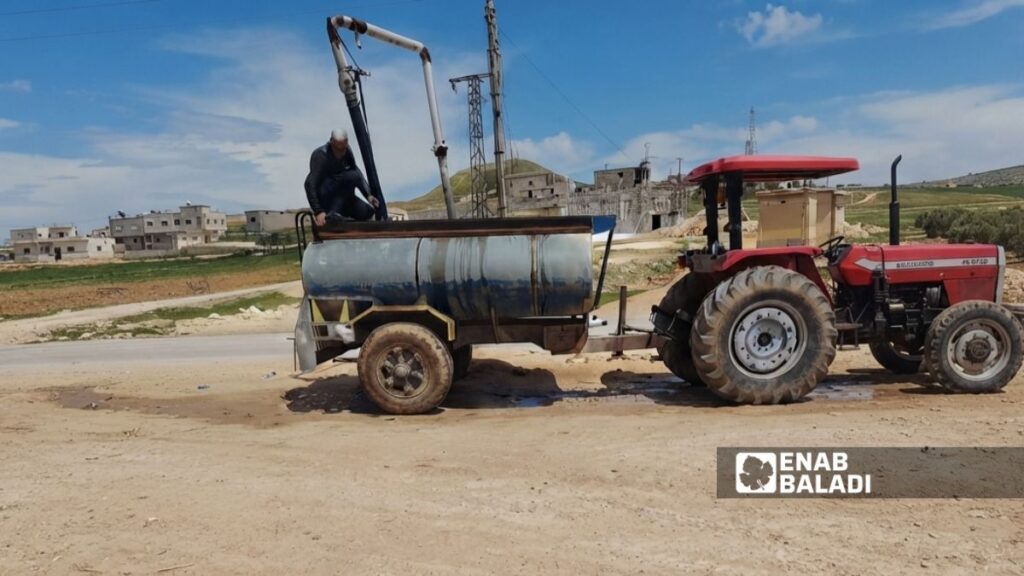 رجل فوق صهريج للمياه في قرية العيس بريف حلب الجنوبي- 16 تموز 2026 (عنب بلدي)