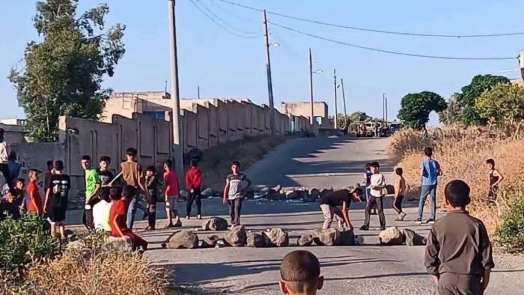 مجموعة من شبان وأطفال قرية عابدين يغلقون طريق قريتهم أمام الدوريات الإسرائيلية - 28 حزيران 2026 (تجمع أحرار حوران/ فيسبوك)