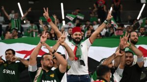 ردود فعل مشجعي وجماهير المنتخب السوري قبل انطلاق مباراة كرة القدم ضمن دور المجموعات من بطولة كأس العرب 2025 بين سوريا وفلسطين في قطر - 7 كانون الأول 2025 (AFP)
