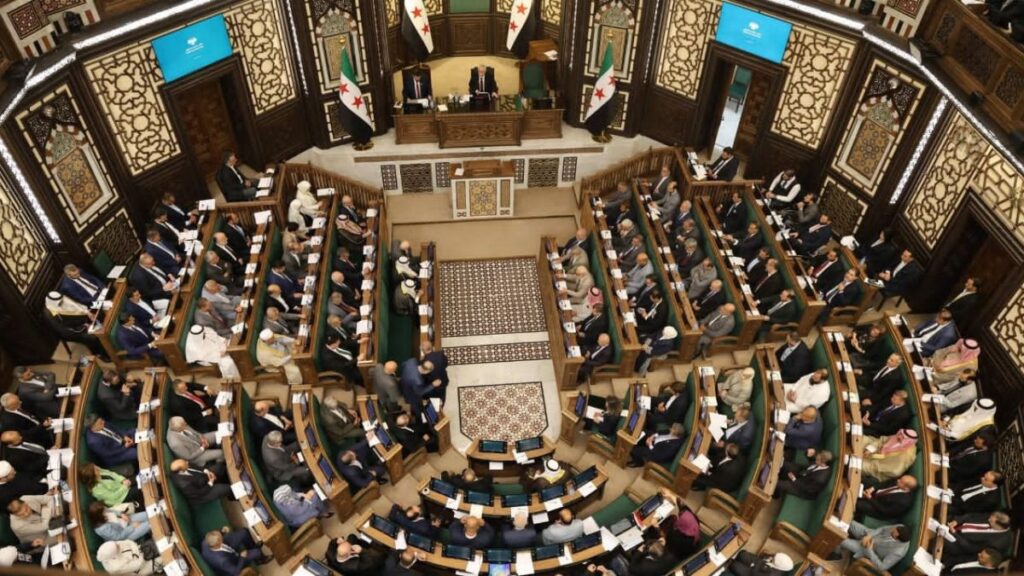 أعضاء مجلس الشعب السوري خلال الجلسة الاستثنائية الأولى المخصصة لمناقشة مشروع النظام الداخلي 26 تموز 2026. (مجلس الشعب السوري/ فيسبوك)