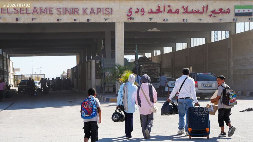 سوريون يعودون إلى بلادهم من تركيا عبر منفذ باب السلامة الحدودي شمالي حلب - 2 تموز 2026 (الهيئة العامة للمنافذ والجمارك)