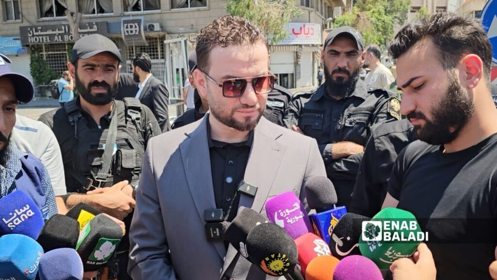المتحدث باسم وزارة الداخلية السورية نور الدين البابا خلال مؤنمر صحفي في موقع التفجير وسط دمشق - 7 تموز 2026 (عنب بلدي)