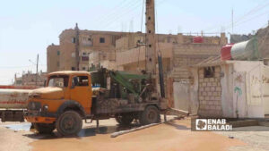 حفر بئر أمام منزل في أحد أحياء الحسكة - 18 حزيران 2026 (عنب بلدي)
