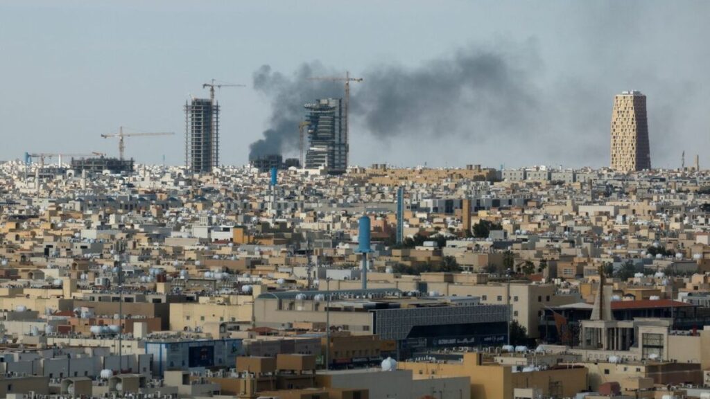 الدخان يتصاعد في العاصمة السعودية الرياض بعد استهدافها من قبل إيران ـ 5 آذار 2026 (رويترز)