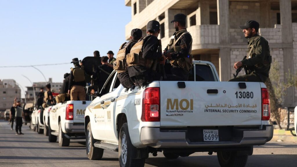 مجموعة من عناصر قيادة الأمن الداخلي بمهمة في محافظة ريف دمشق ضمن حملة أمنية استهدفت عددًا من المطلوبين قضايا جنائية وتجارة المخدرات - 24 تموز 2026 (وزارة الداخلية)