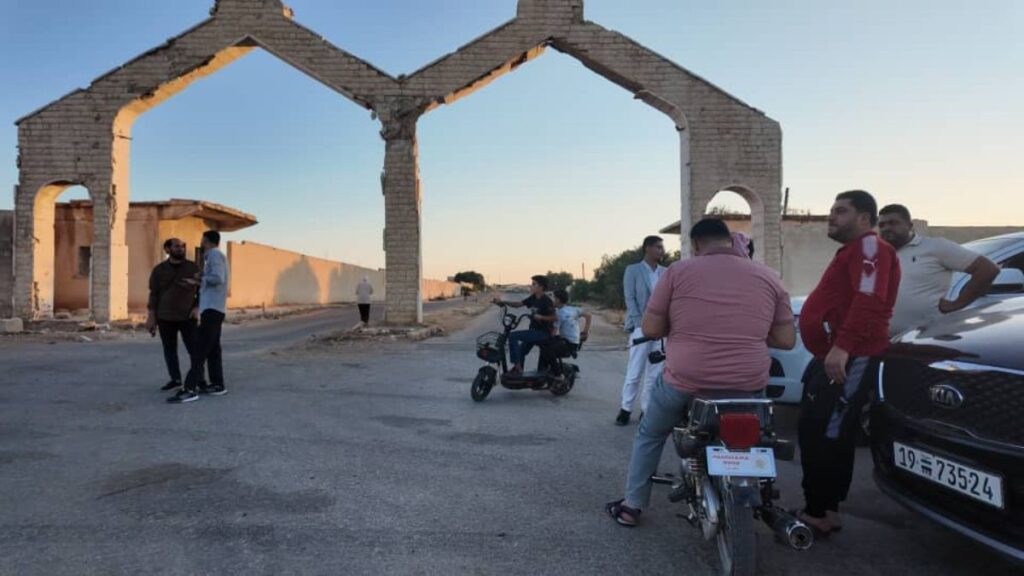 مواطنون من محافظة درعا يقفون أمام منفذ درعا البلد الرمثا "الجمرك القديم" - 7 تموز 2026 (عنب بلدي/محجوب الحشيش)