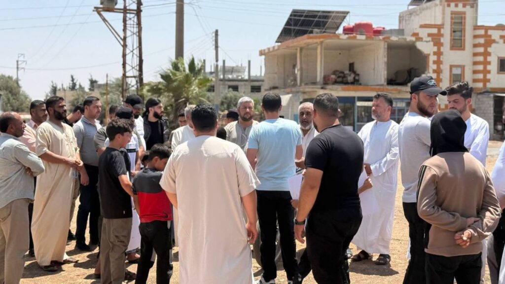 وقفة احتجاجية في بلدة نصيب على الحدود السورية الاردنية تطالب بالافراج عن القيادي السابق عماد أبو زريق - 24 تموز 2026 (عنب بلدي)