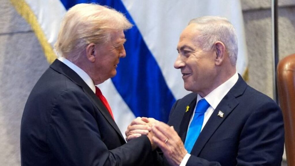 الرئيس الأمريكي دونالد ترامب يصافح رئيس الوزراء الإسرائيلي بنيامين نتنياهو في الكنيست - 13 تشرين الأول 2025 (رويترز)