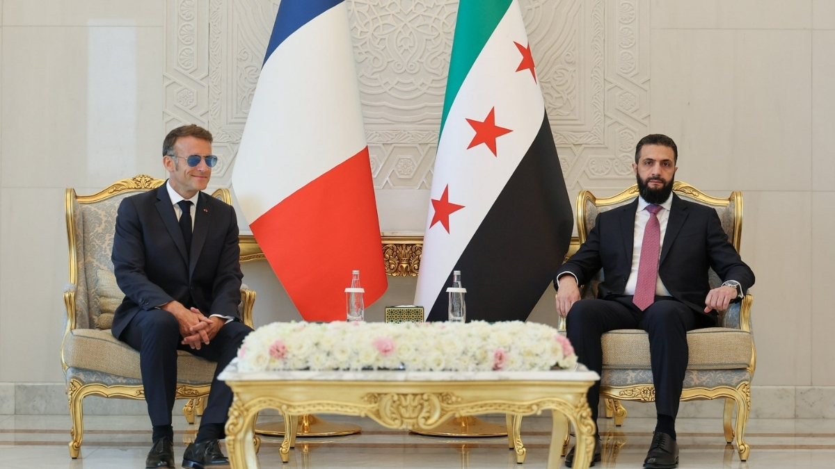 الرئيس السوري أحمد الشرع يعقد اجتماعًا مع نظيره الفرنسي إيمانويل ماكرون في قصر الشعب بدمشق - 7 تموز 2026 (رئاسة الجمهورية العربية السورية)