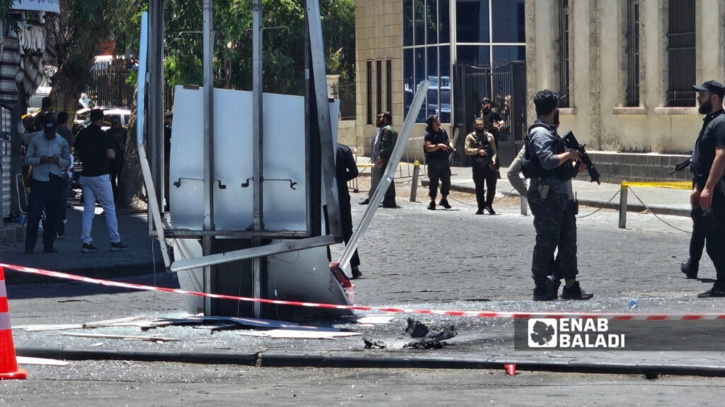 قوى الأمن الداخلي تفرض طوقًا أمنيًا بعد انفجار عبوتين ناسفتين بدائيتي الصنع في العاصمة دمشق - 7 تموز 2026 (عنب بلدي)