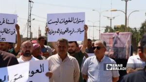 احتجاج نظمه نازحو رأس العين وسط مدينة الحسكة للمطالبة بالعودة إلى ديارهم - 5 تموز 2026 (عنب بلدي)
