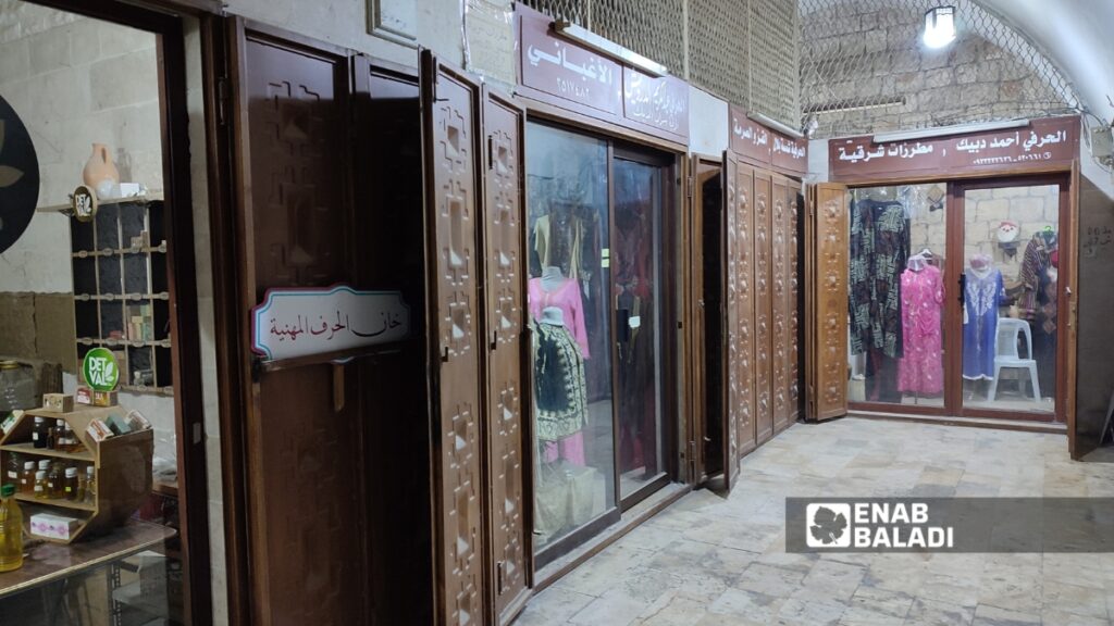 سوق الحرف التراثية في خان رستم باشا بمدينة حماة - 9 حزيران 2026 (عنب بلدي/عدي الحاج حسين)