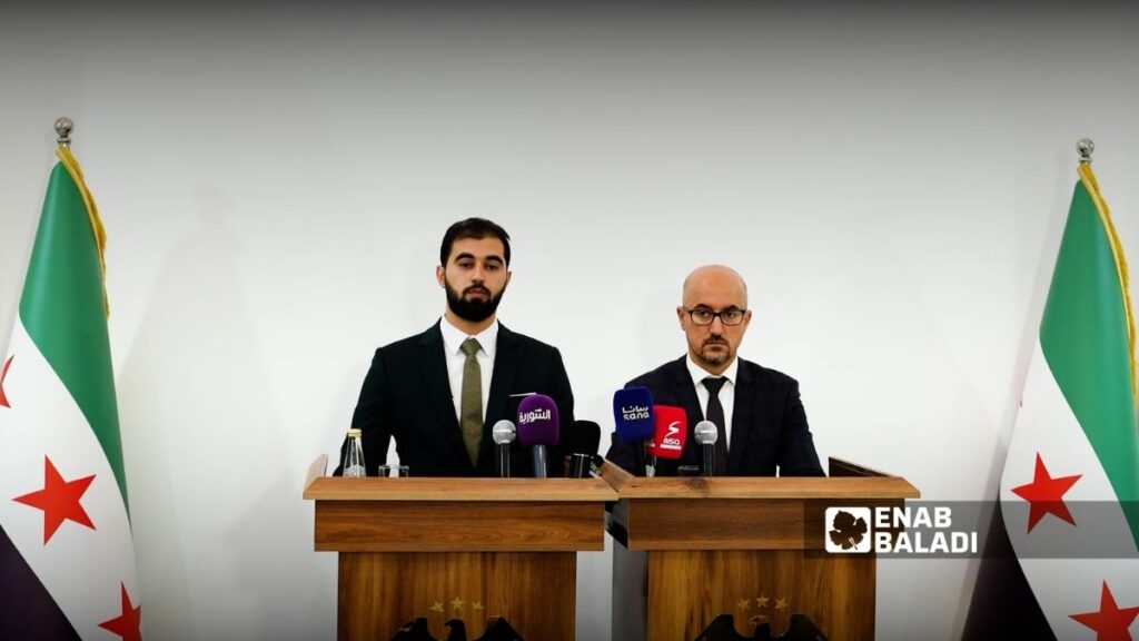 من المؤتمر الصحفي لمحافظة الرقة حول دمج العاملين - 28 تموز 2026 (عنب بلدي/ أحمد الحمدي)