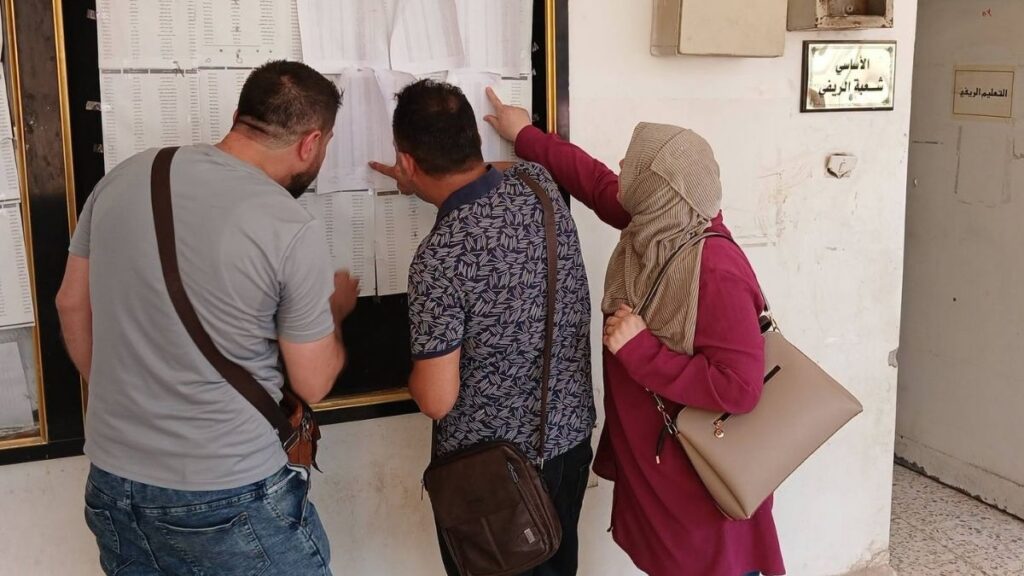 معلمون يتفقدون جداول مباشرة العمل داخل مبنى مديرية تربية الحسكة – 23 حزيران 2026 (مديرية تربية الحسكة)