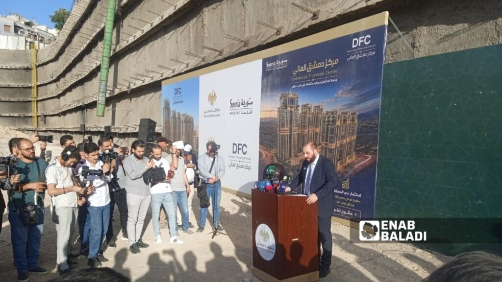 محافظ دمشق ماهر مروان إدلبي يلقي كلمة قبل وضع حجر الأساس لمشروع "مركز دمشق المالي" في دمشق- 11 حزيران 2026 (عنب بلدي/وسيم العدوي)