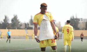 احتفال مهاجم تشرين السنغالي أرونا فال بالهدف الأول في شباك نادي الجيش - 20 نيسان 2026 (نادي تشرين الرياضي)

