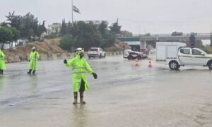 فرق الدفاع المدني السوري تزيل آثار الأضرار الناجمة عن العاصفة المطرية والرياح القوية في محافظة اللاذقية ـ 29 آب 2026 (الدفاع المدني السوري/فيسبوك)