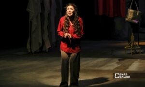 الفنانة السورية روبين عيسى في مشهد من مسرحية 