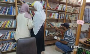زائرون يطلعون على كتب داخل المركز الثقافي في مدينة درعا - 21 تموز 2026 (عنب بلدي/محجوب الحشيش)

