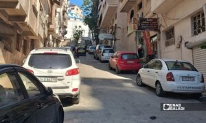 أحد مداخل حي الطابيات في مدينة اللاذقية - 10 آب 2026 (عنب بلدي)
