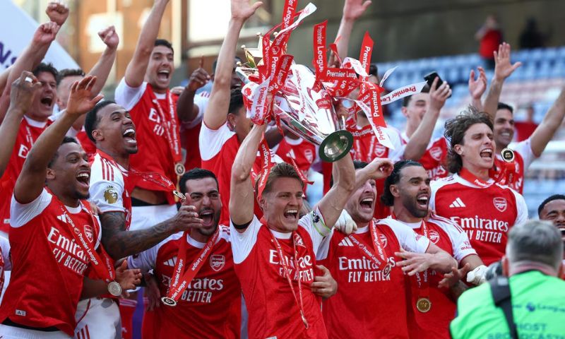 تتويج نادي أرسنال بلقب الدوري الانجليزي الممتاز لموسم 2025-2026 في ملعب سيلهيريت بارك - 24 أيار 2026 (رويترز)