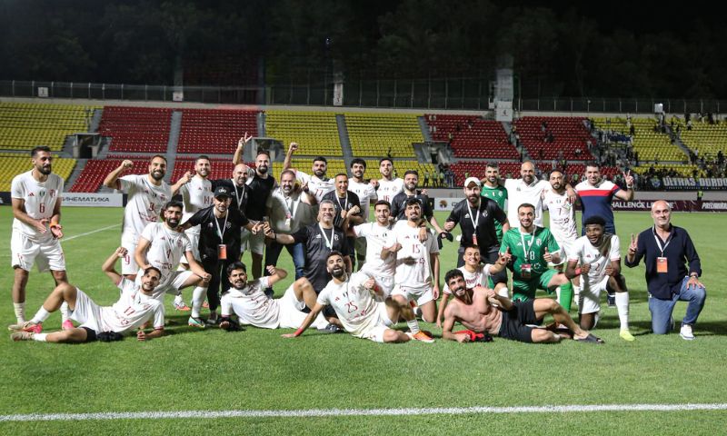لاعبو نادي حمص الفداء وكادره الفني يحتفلون بالتأهل إلى دوري التحدي الآسيوي بعد الفوز بركلات الترجيح على نادي دوردوي القيرغيزي - 11 آب 2026 (نادي الوثبة الرياضي)